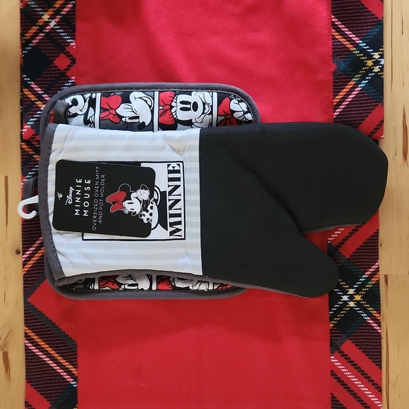 Minnie Mouse Set of Kitchen Linens - Picture 3 of 3